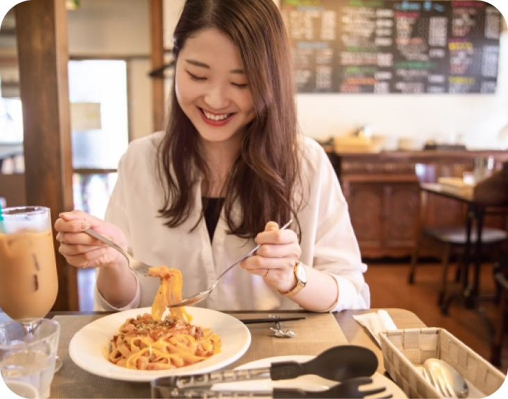 女孩吃義大利麵